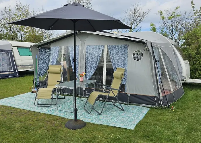 Caravan Met Voortent En Bijzettentje