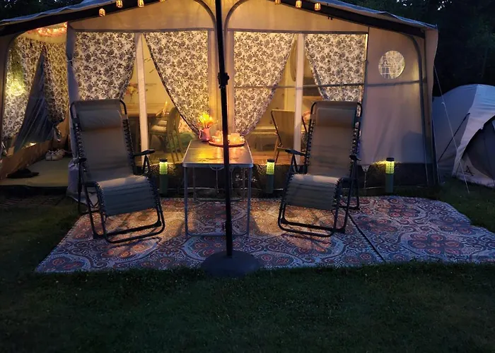Caravan Met Voortent En Bijzettentje