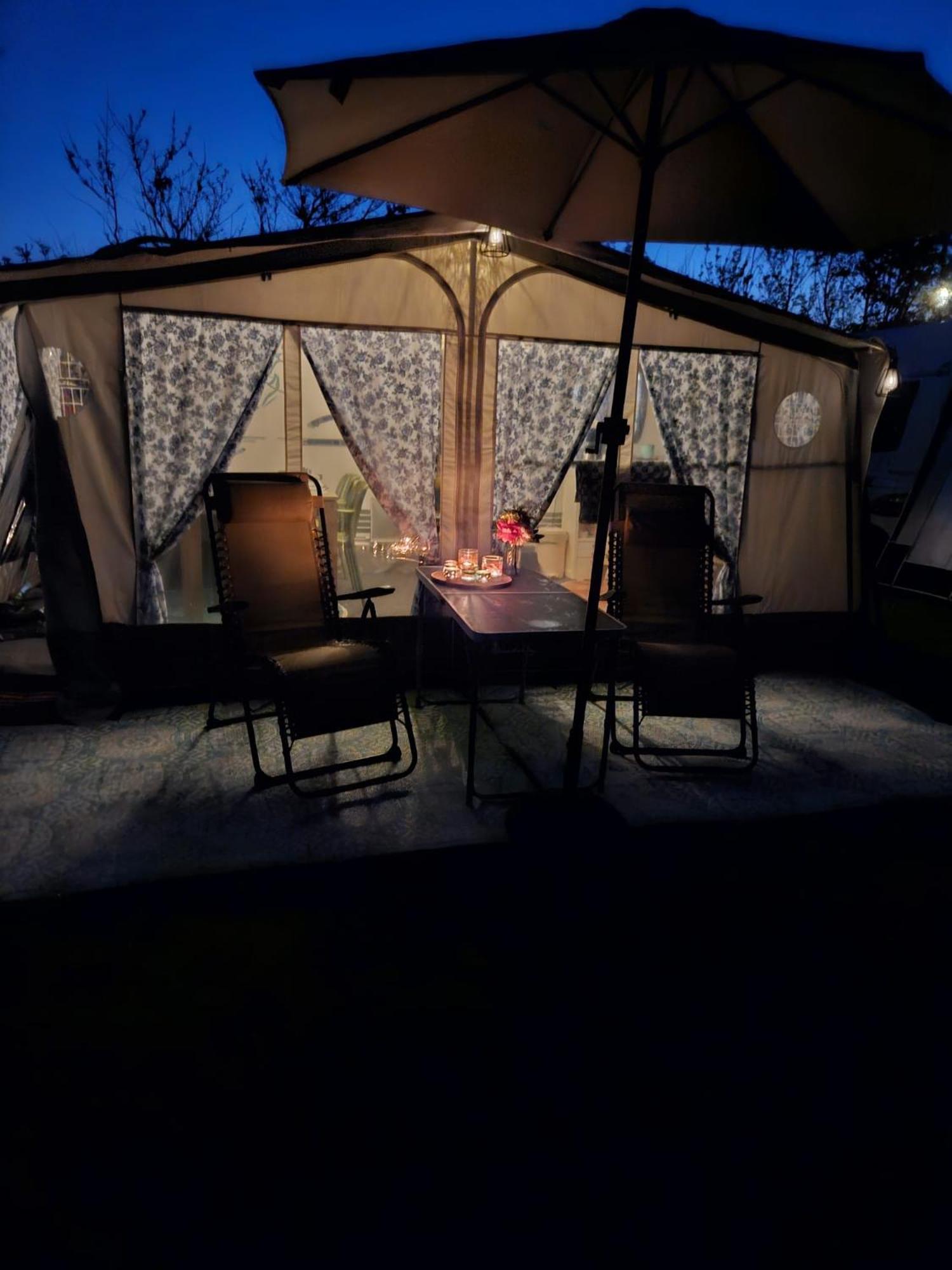 Caravan Met Voortent En Bijzettentje