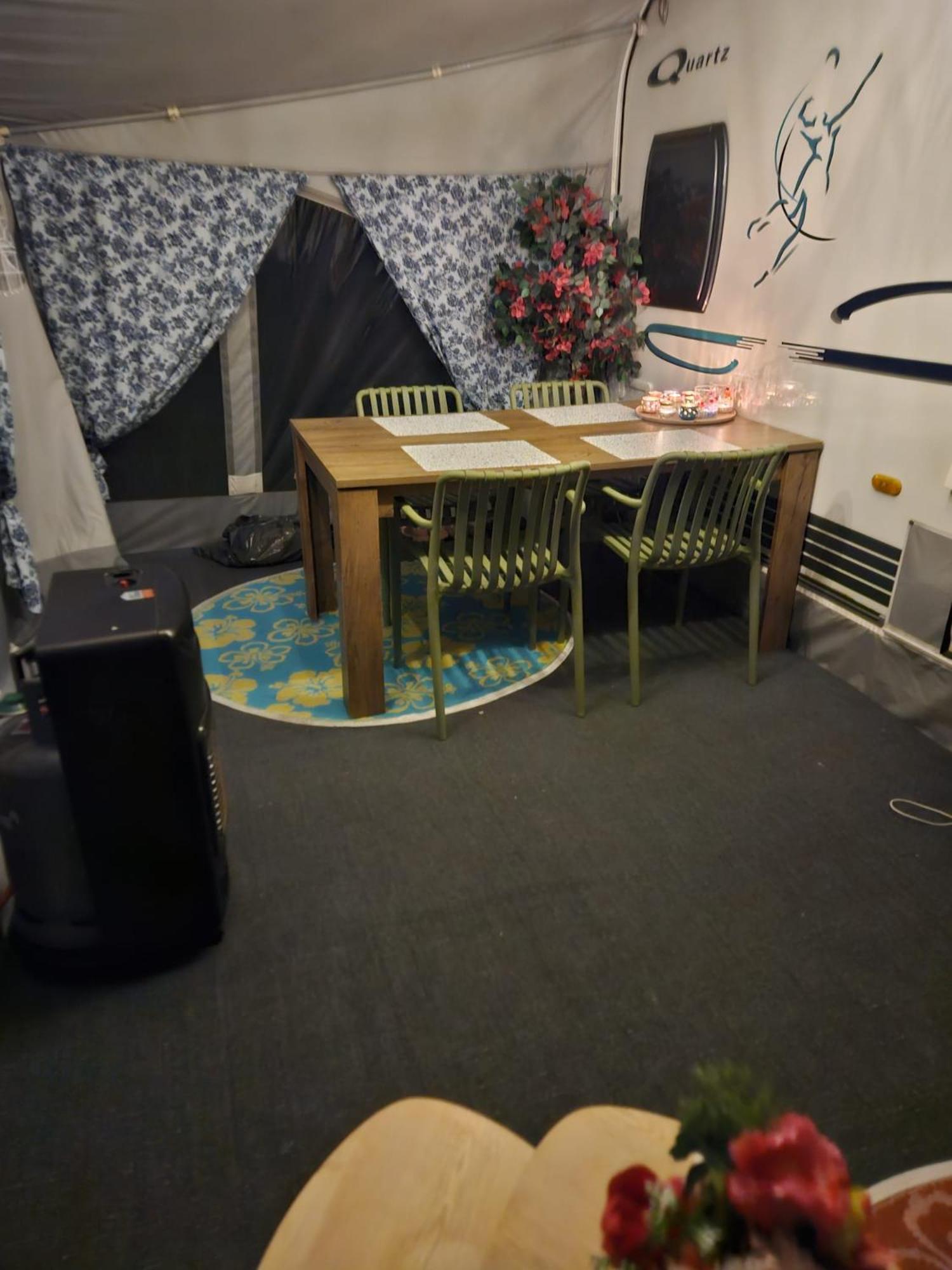 Caravan Met Voortent En Bijzettentje * Petten