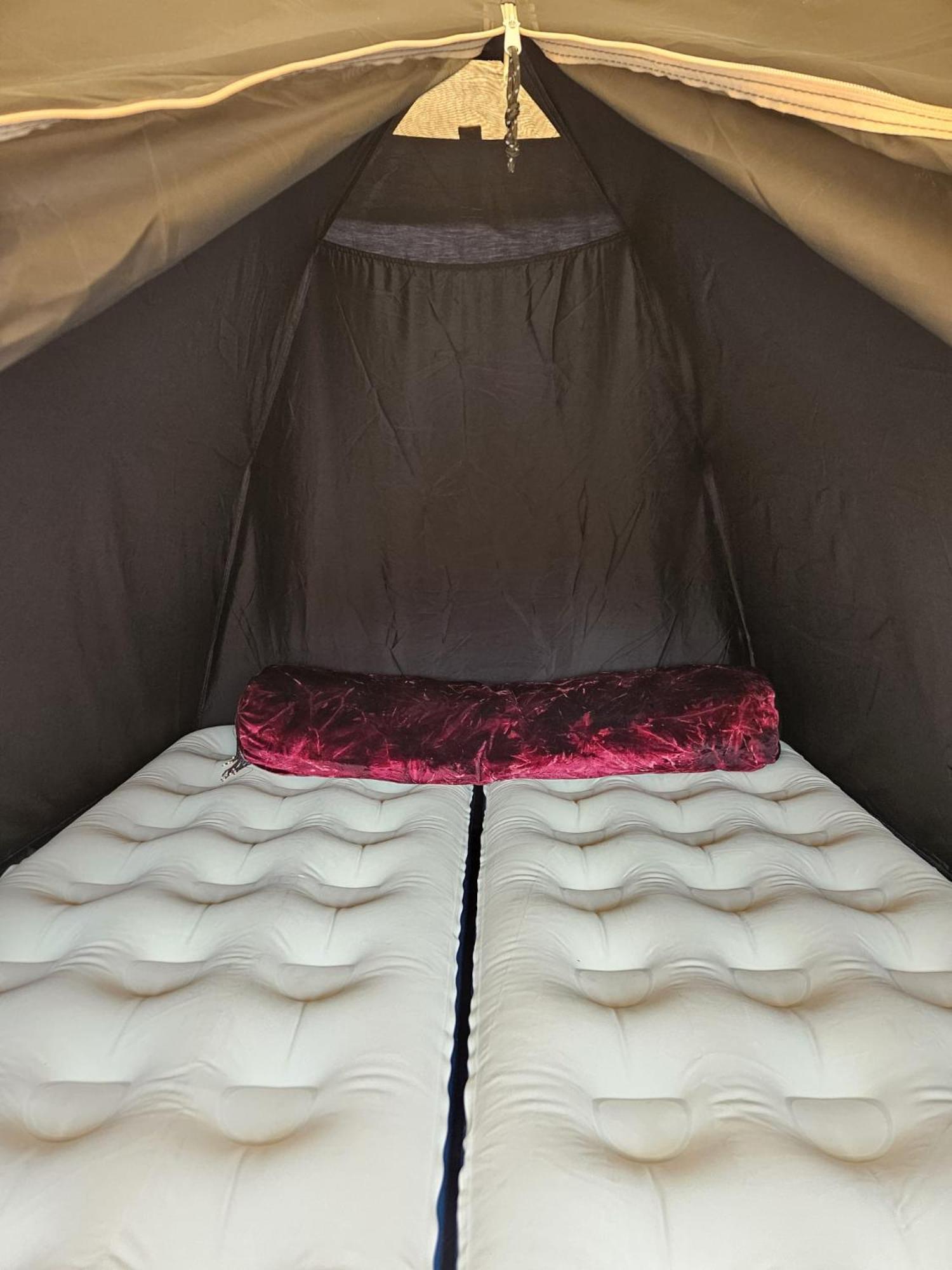 Caravan Met Voortent En Bijzettentje * Petten
