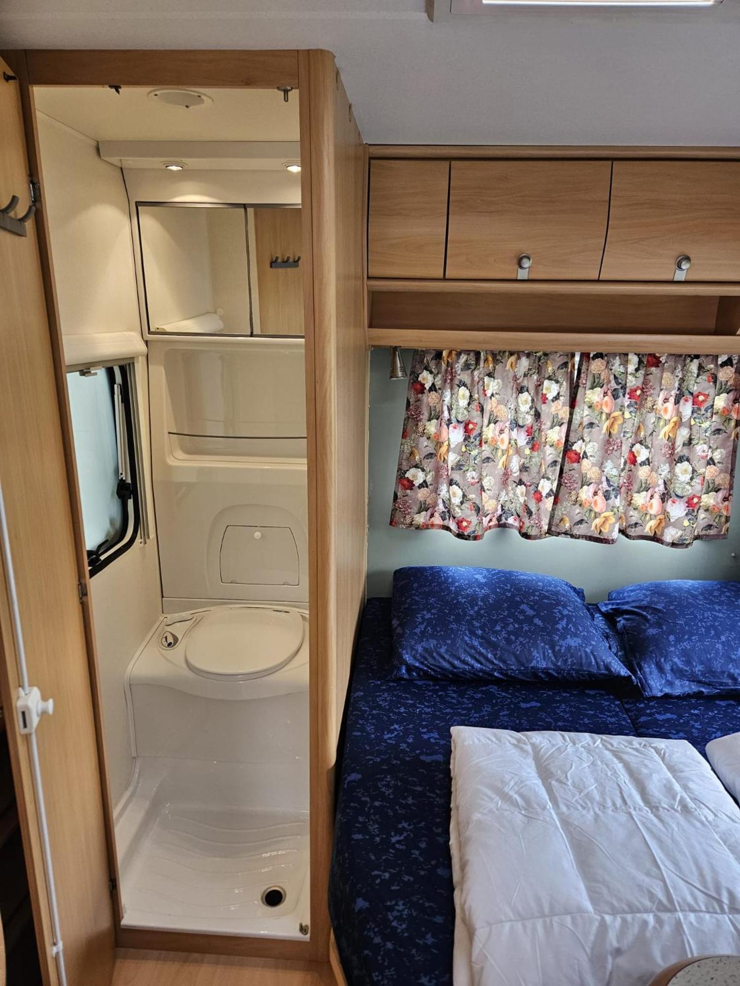 Campsite Caravan Met Voortent En Bijzettentje *
