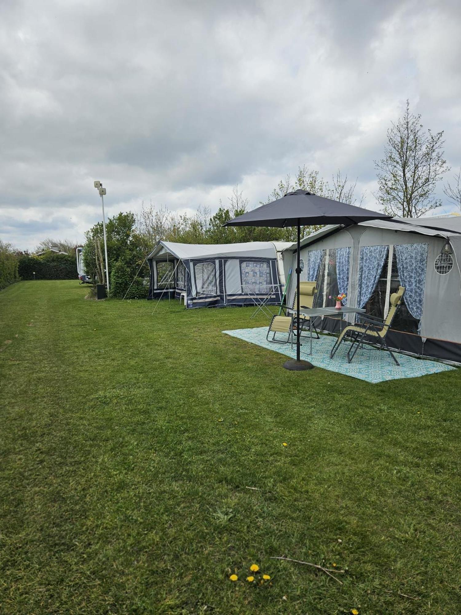 Caravan Met Voortent En Bijzettentje Petten