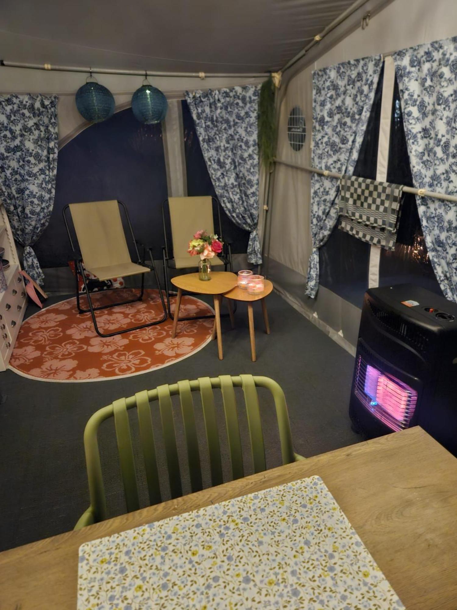 Caravan Met Voortent En Bijzettentje