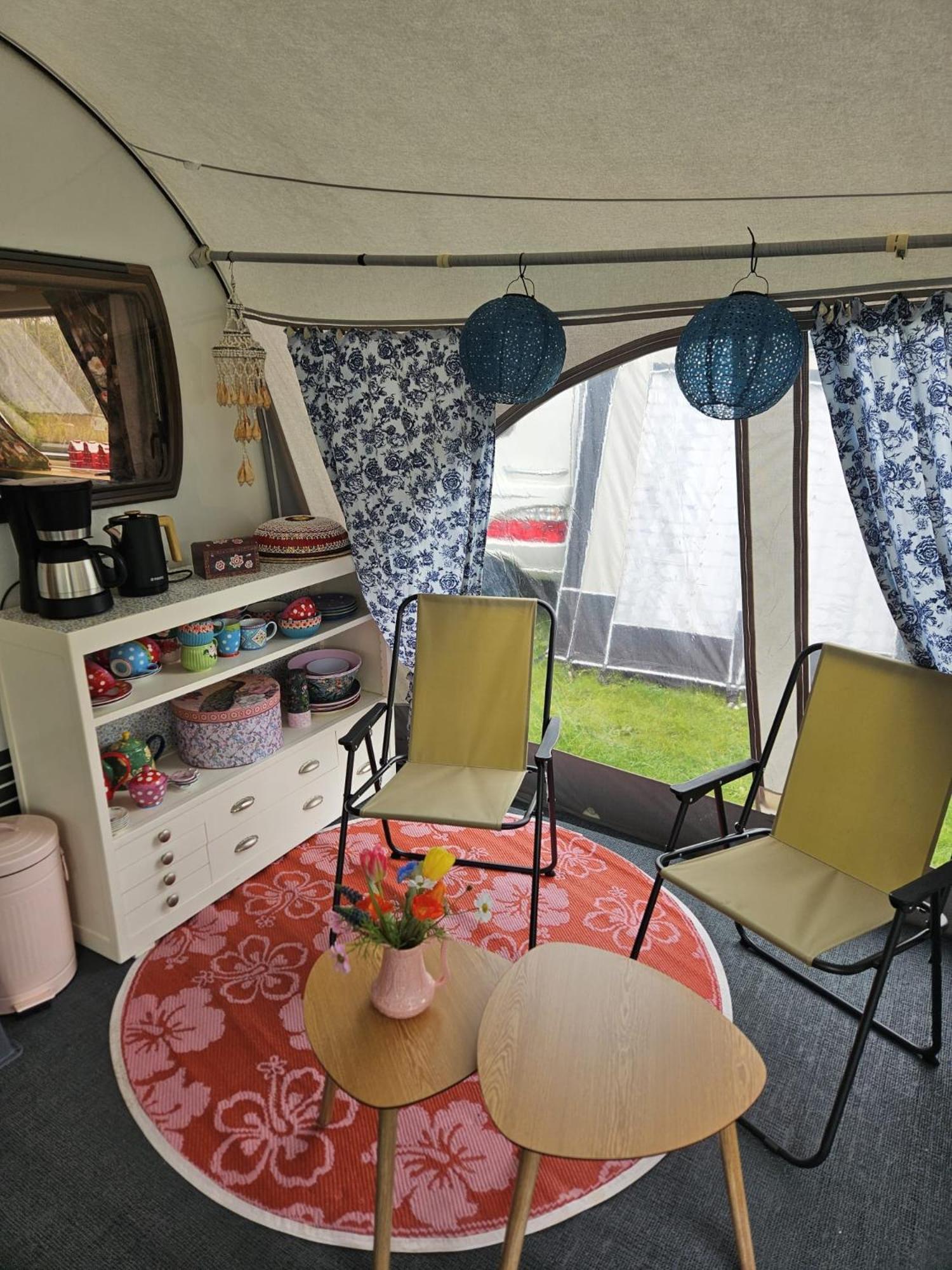 Campsite Caravan Met Voortent En Bijzettentje Petten