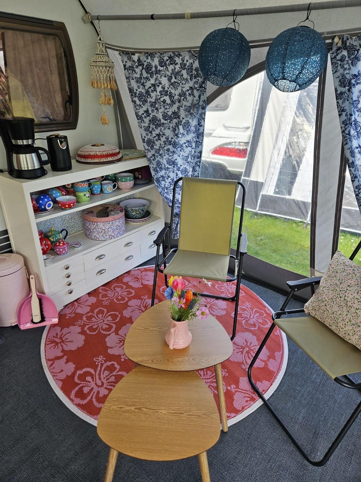Caravan Met Voortent En Bijzettentje Petten