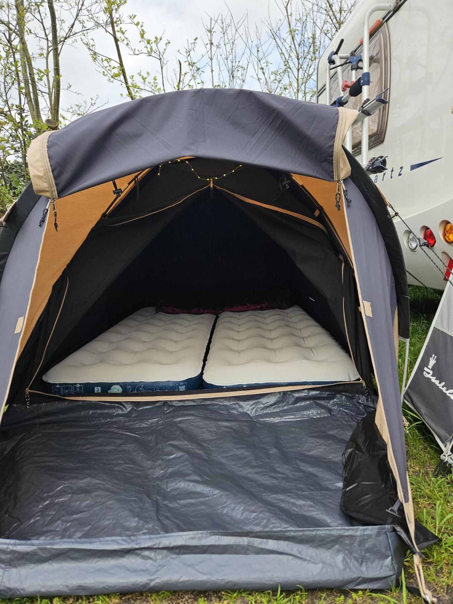 Caravan Met Voortent En Bijzettentje Campsite *