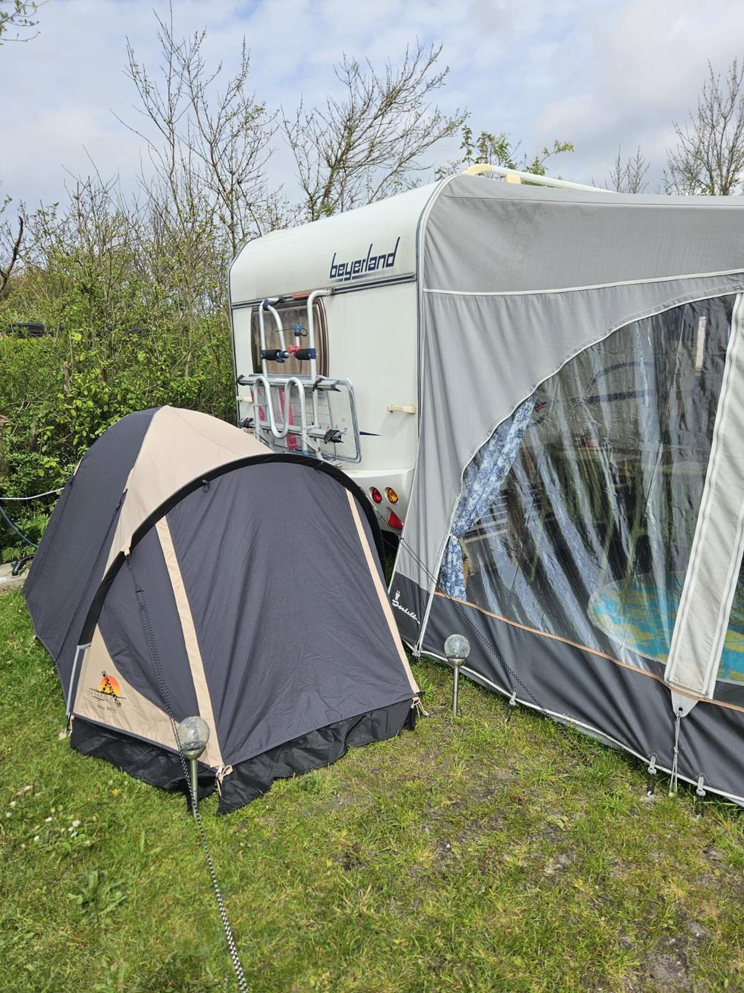 Caravan Met Voortent En Bijzettentje Campsite Petten