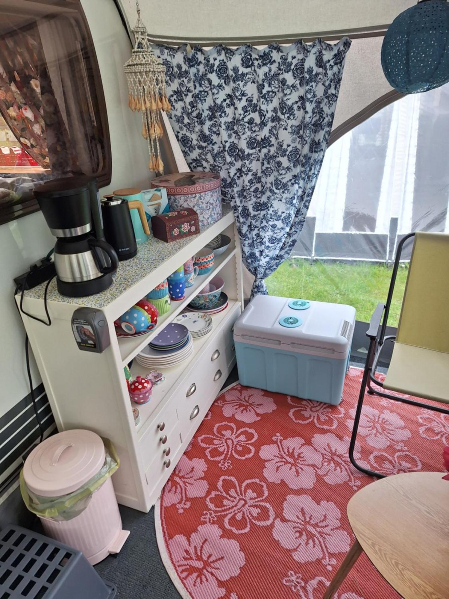 Caravan Met Voortent En Bijzettentje Petten