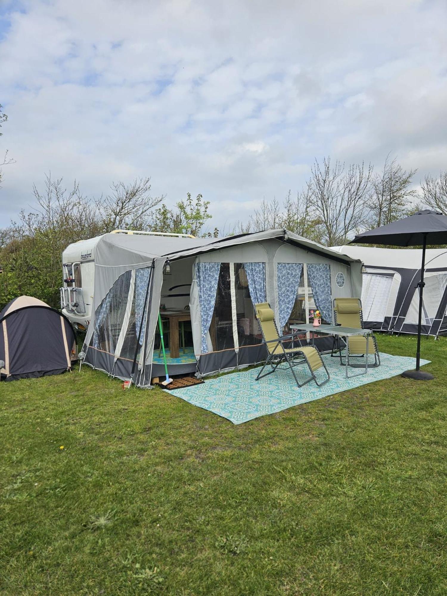 Caravan Met Voortent En Bijzettentje Campsite