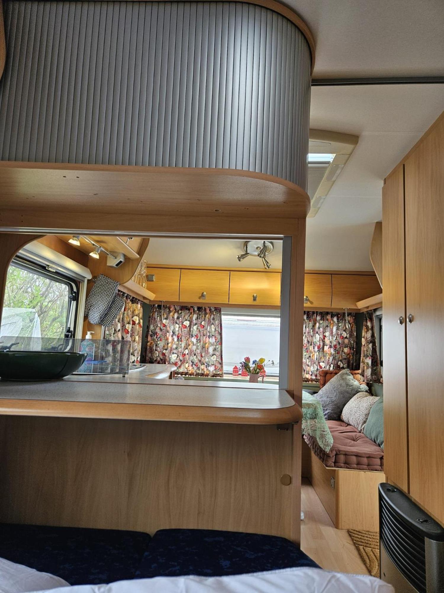 Caravan Met Voortent En Bijzettentje Campsite