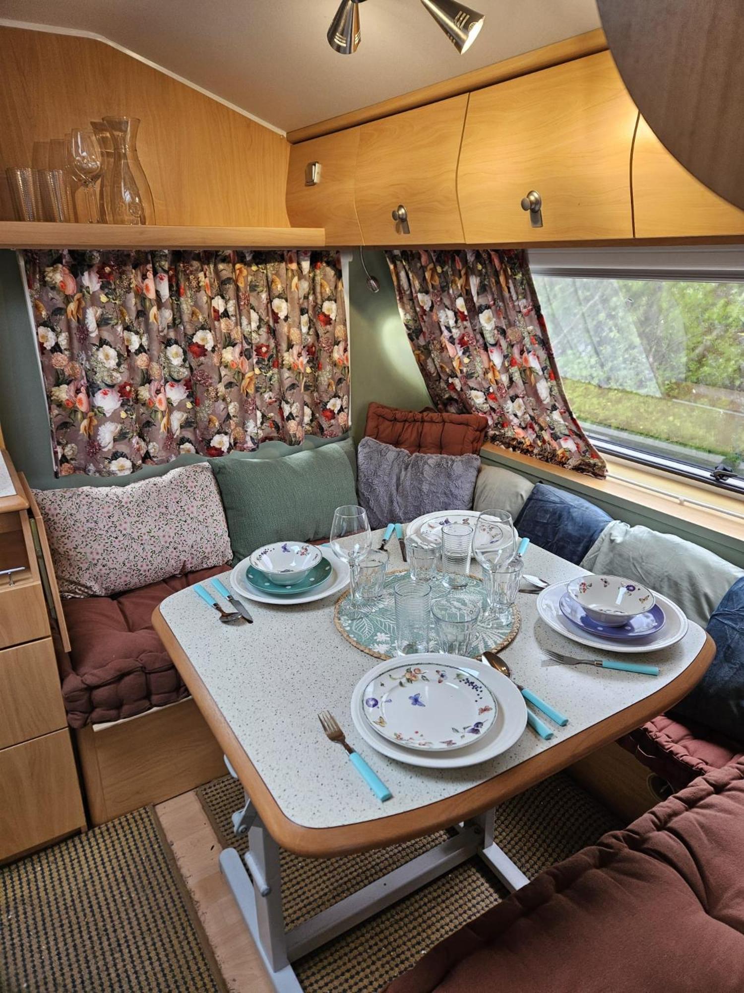 Caravan Met Voortent En Bijzettentje *