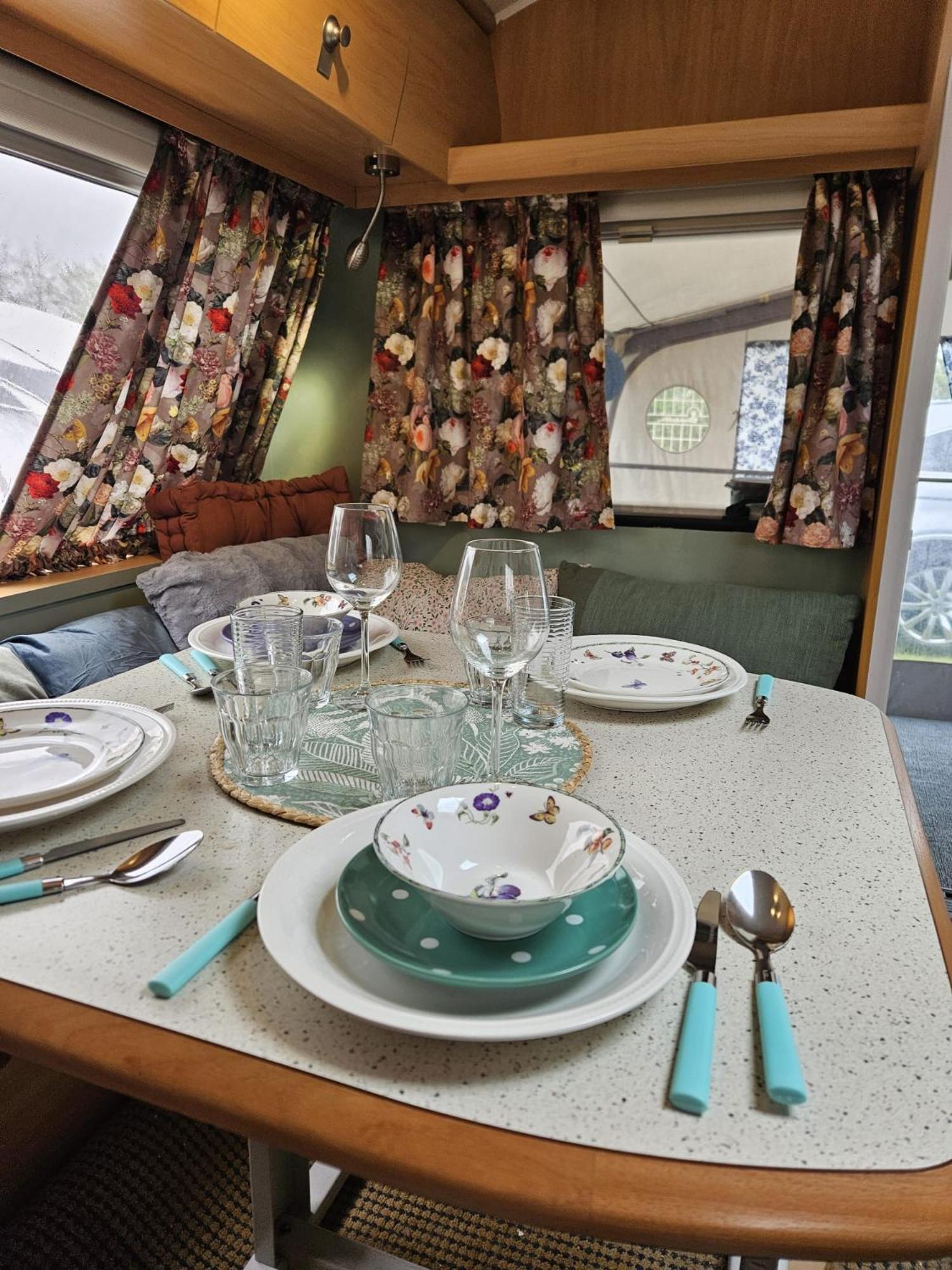 Caravan Met Voortent En Bijzettentje Camping