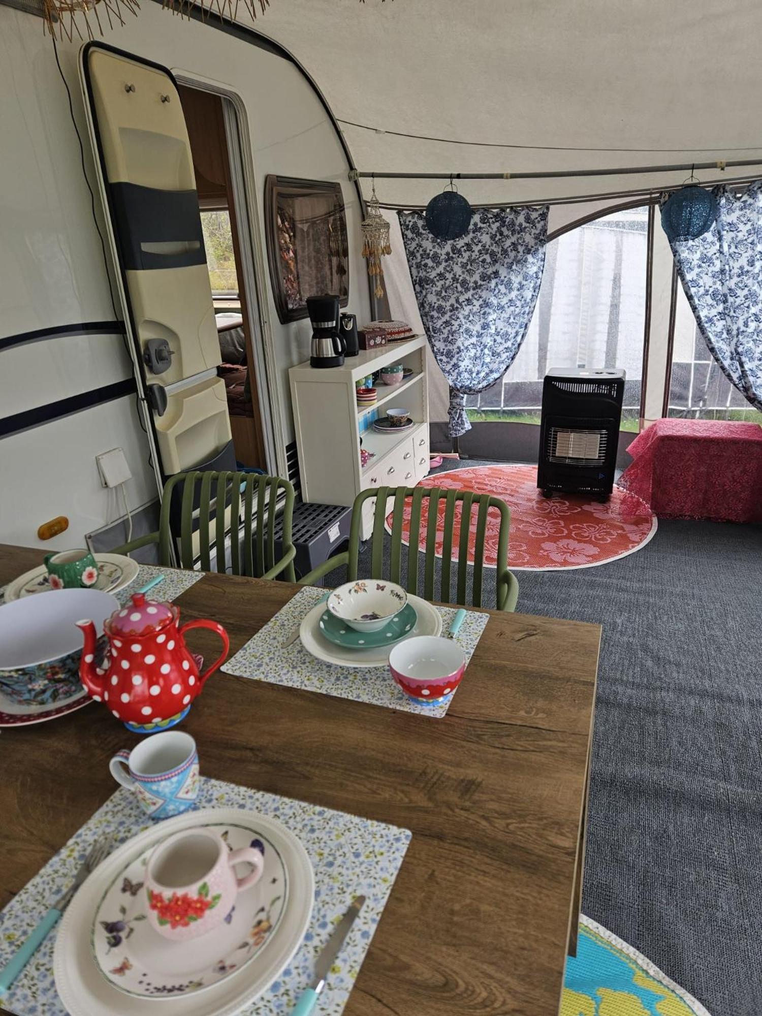 Caravan Met Voortent En Bijzettentje Campsite *