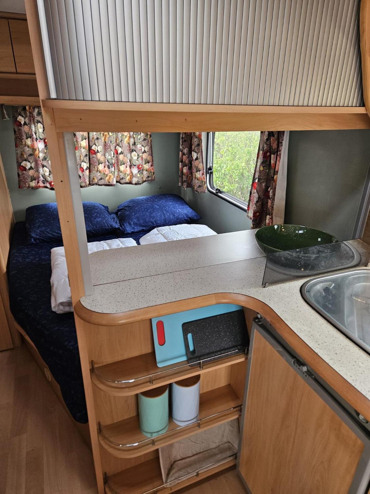 Caravan Met Voortent En Bijzettentje Campsite *