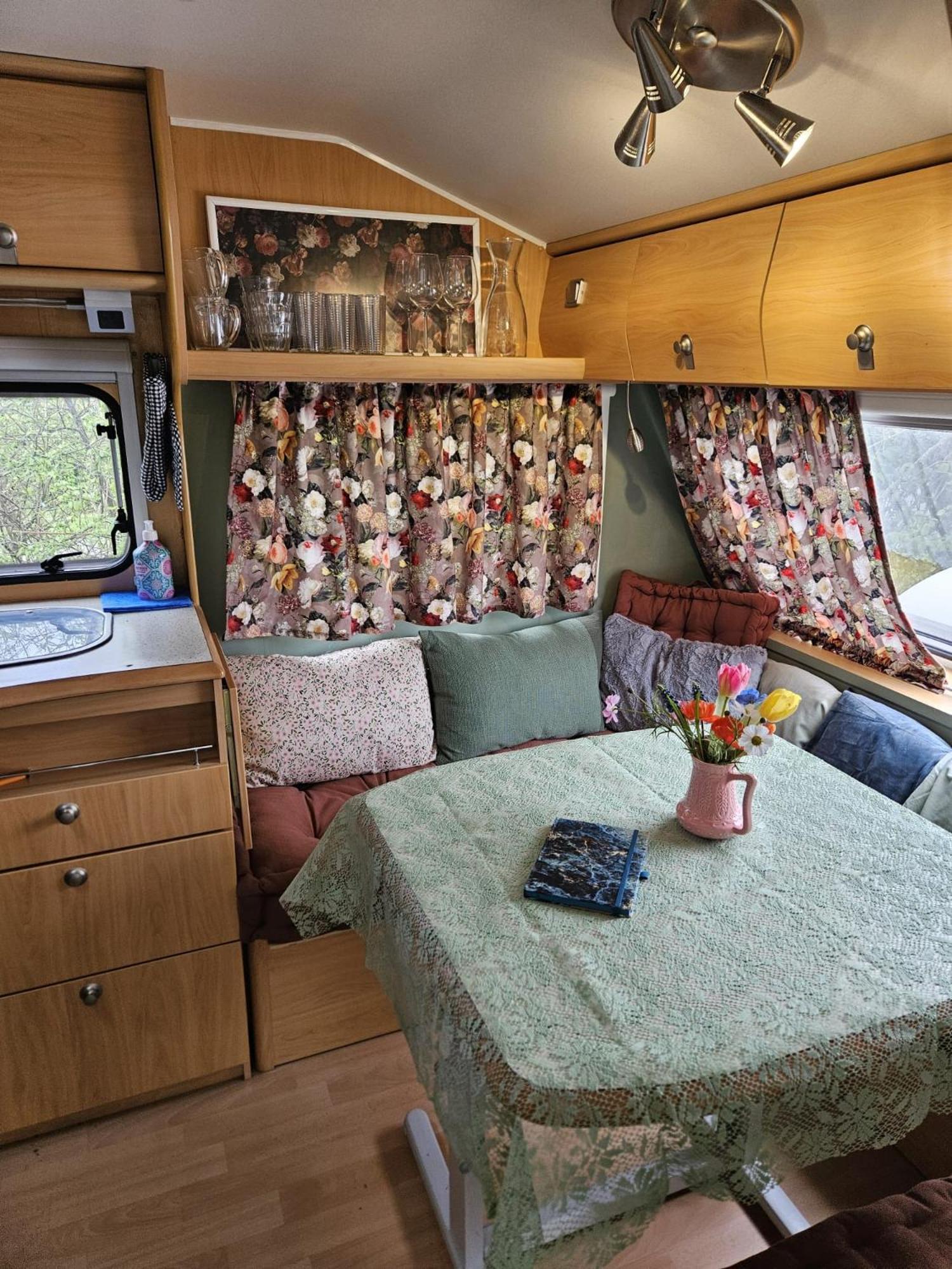 Campsite Caravan Met Voortent En Bijzettentje Petten