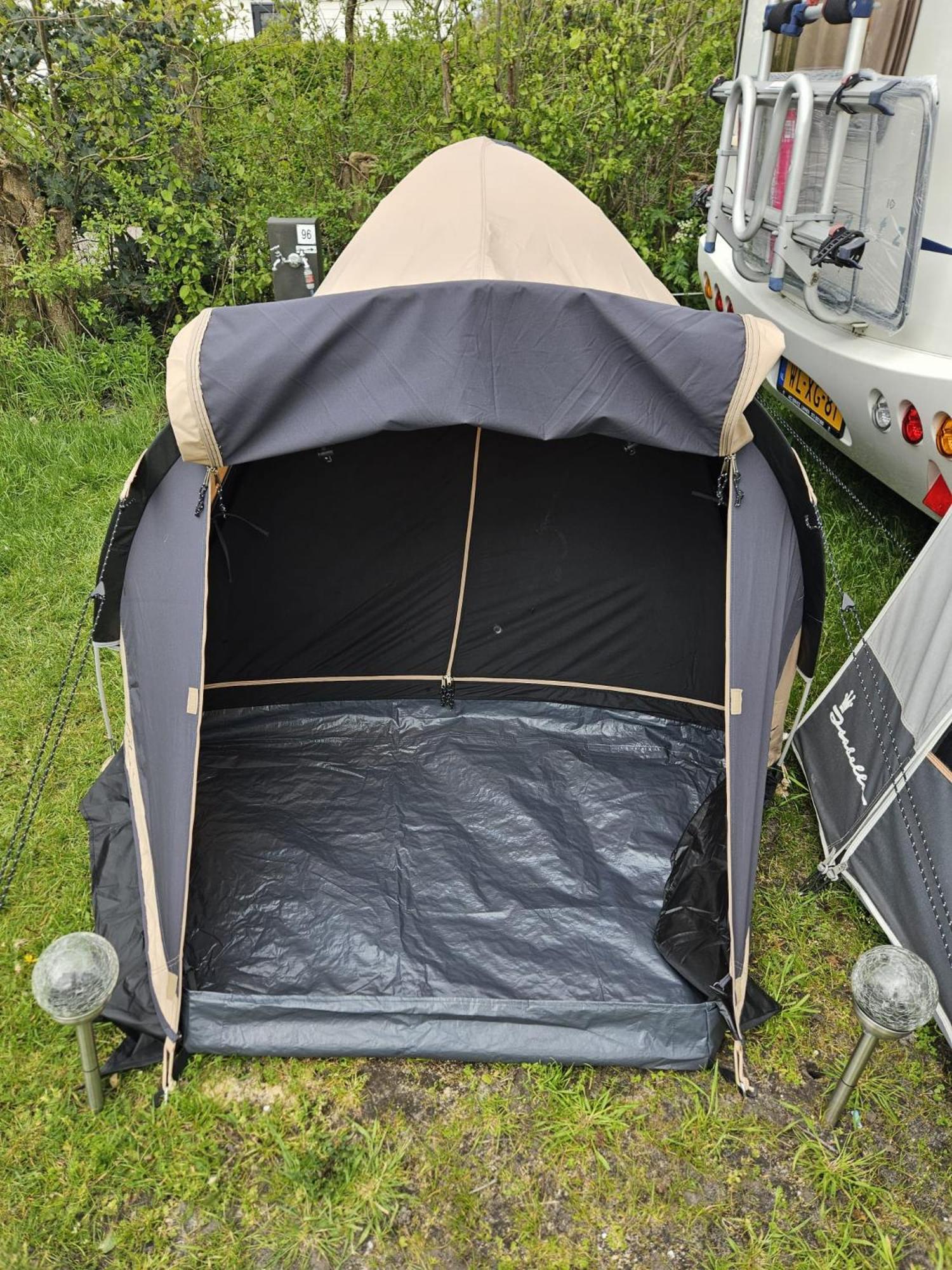 Caravan Met Voortent En Bijzettentje