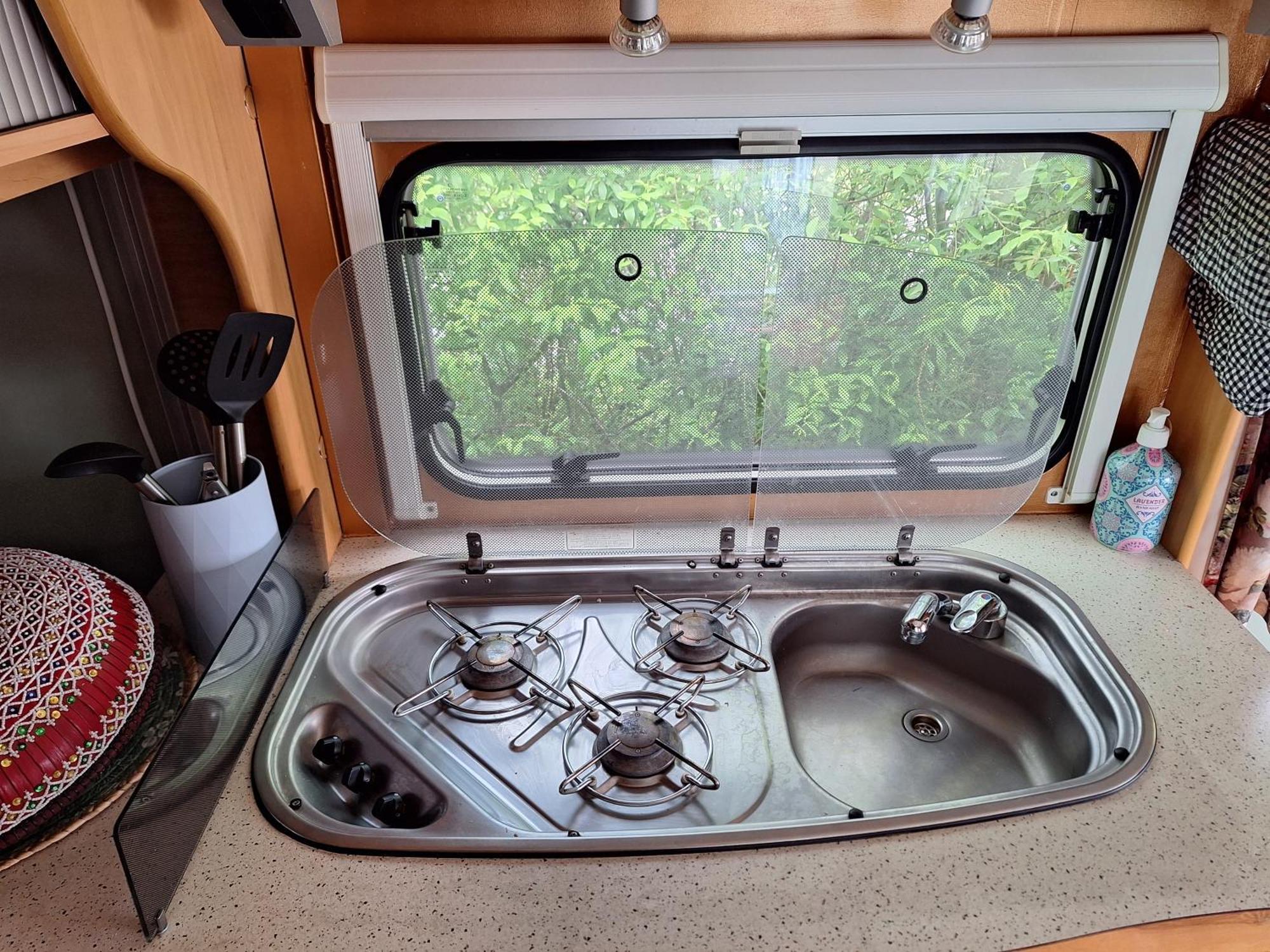 Caravan Met Voortent En Bijzettentje *