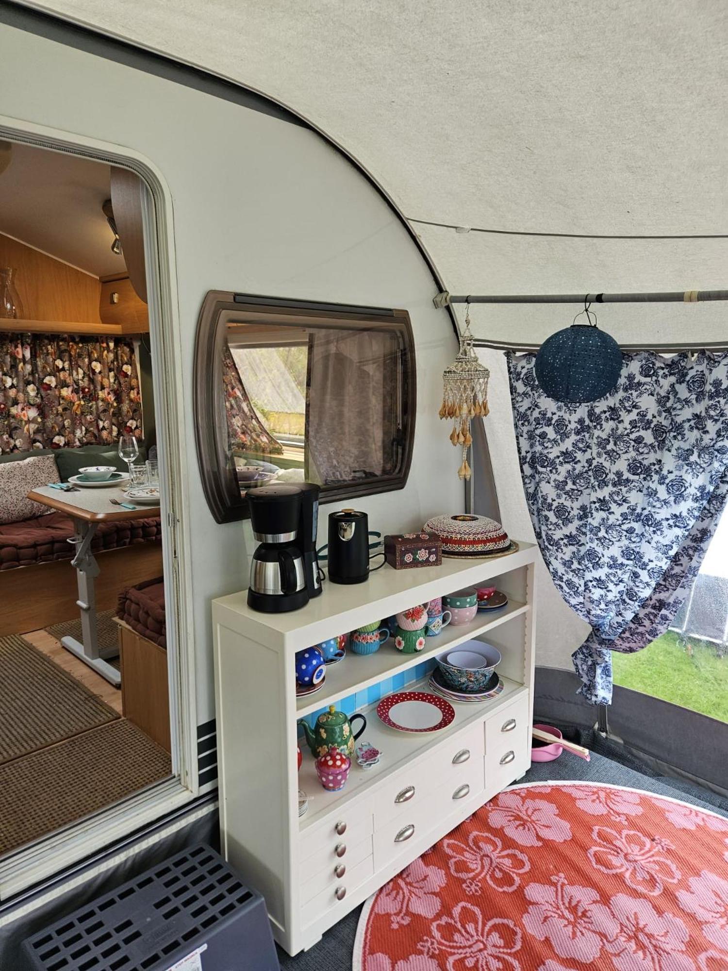 Caravan Met Voortent En Bijzettentje Campsite *