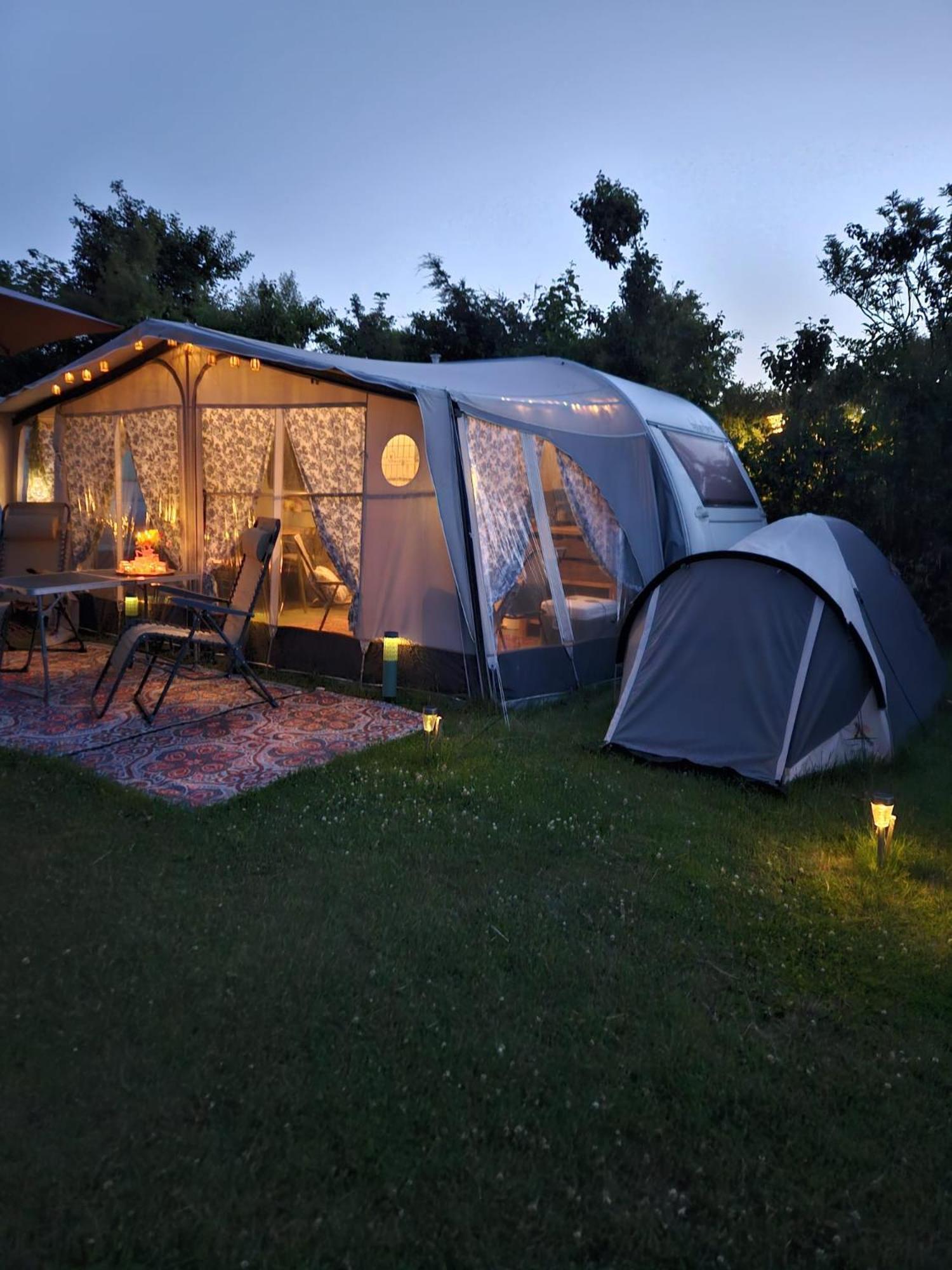 Caravan Met Voortent En Bijzettentje Camping *