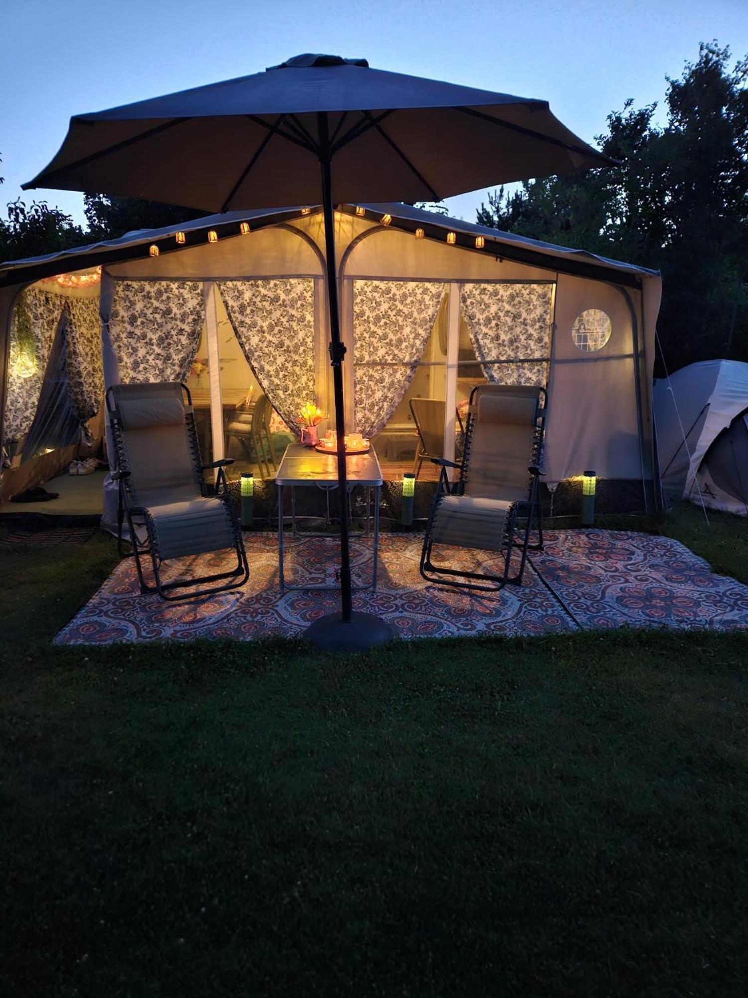 Caravan Met Voortent En Bijzettentje Petten