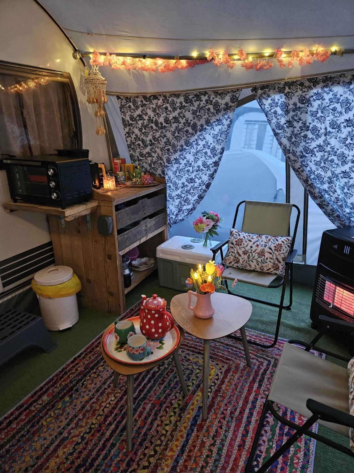 Caravan Met Voortent En Bijzettentje Camping Petten