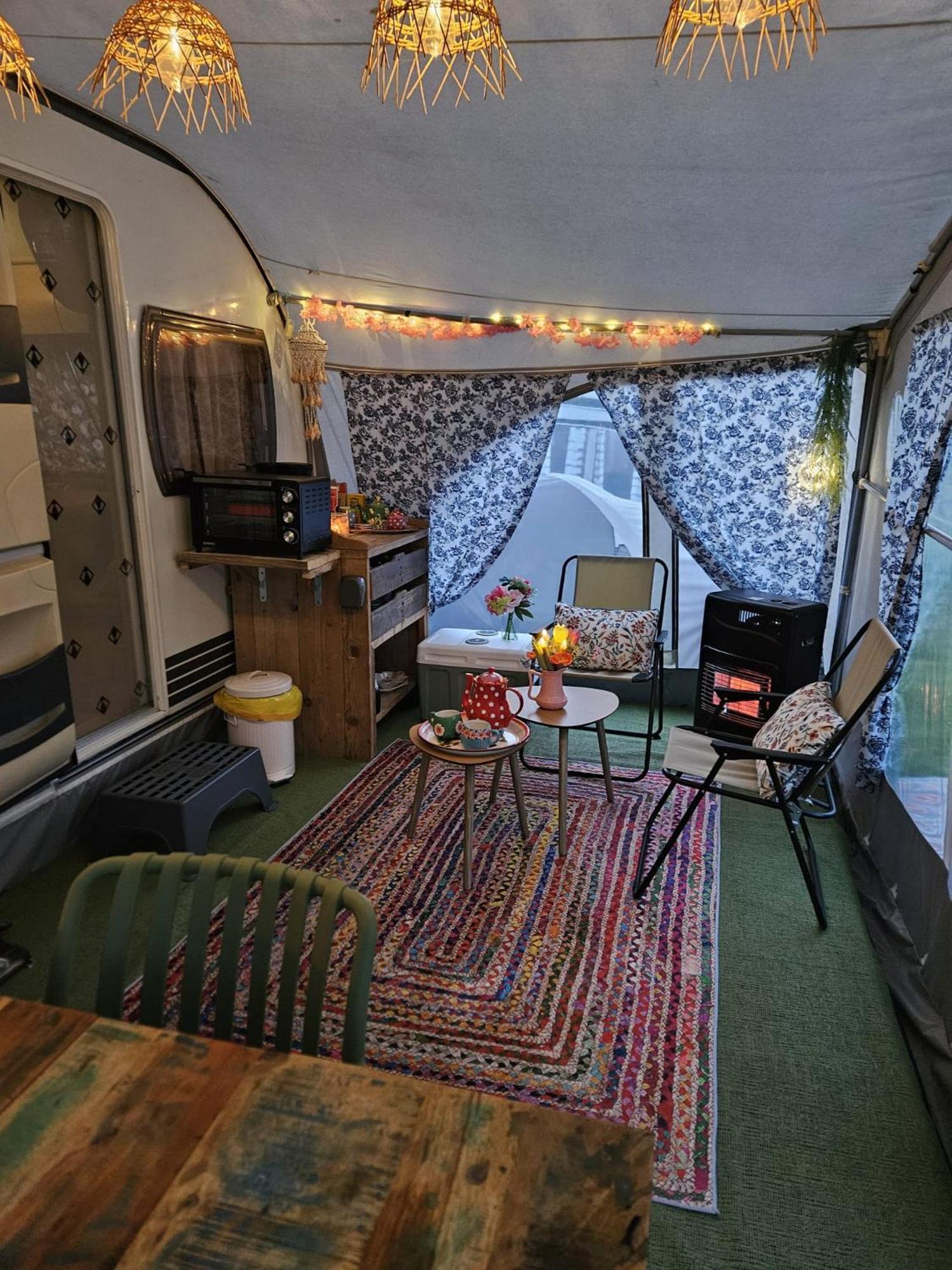 Caravan Met Voortent En Bijzettentje * Petten