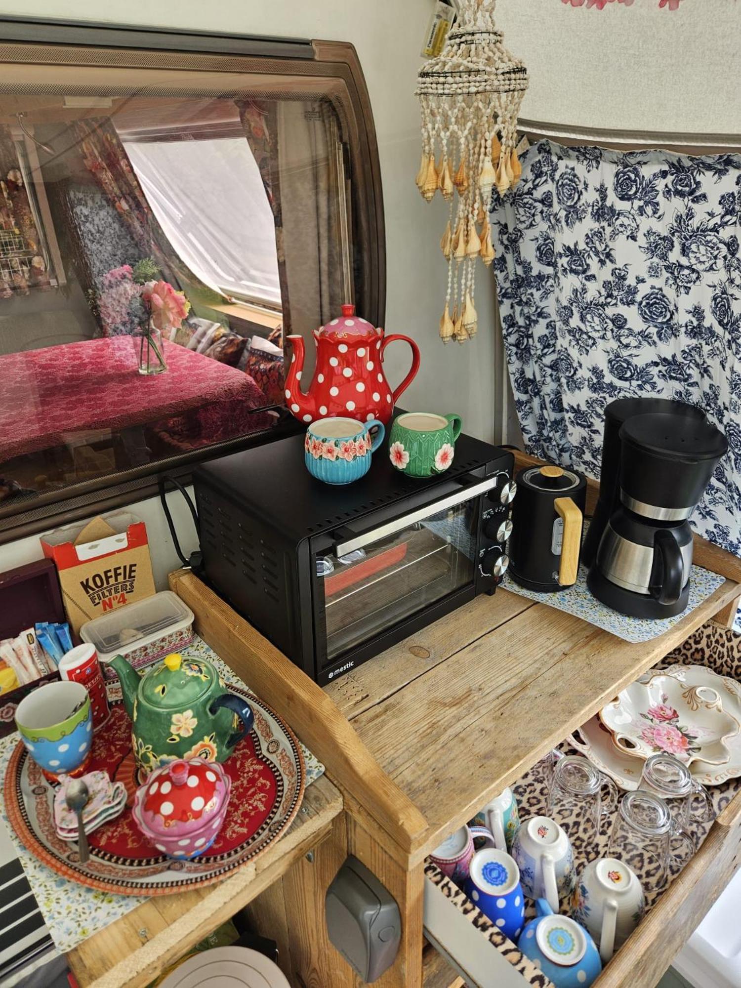 Caravan Met Voortent En Bijzettentje Camping *